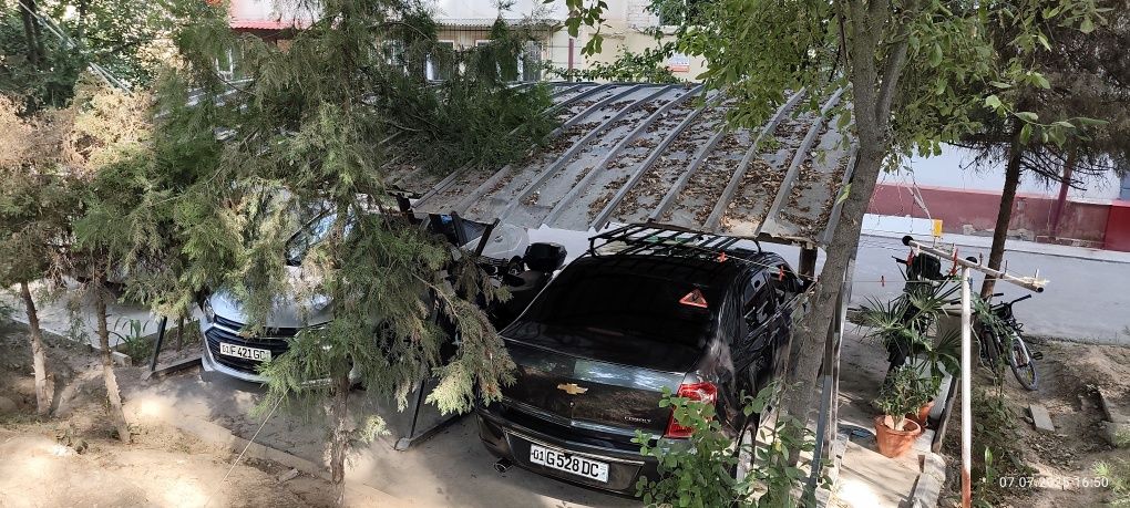 Автонавес для 2-х авто, съемный на болтах.