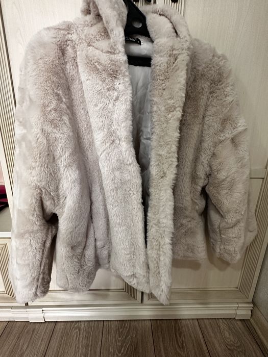 Шуба зимняя искусственная с капюшоном