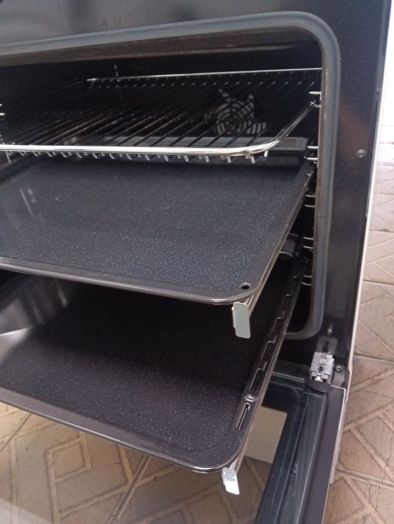 Свободно стояща печка с керамичен плот VOSS Electrolux 2 год.Гаранциия