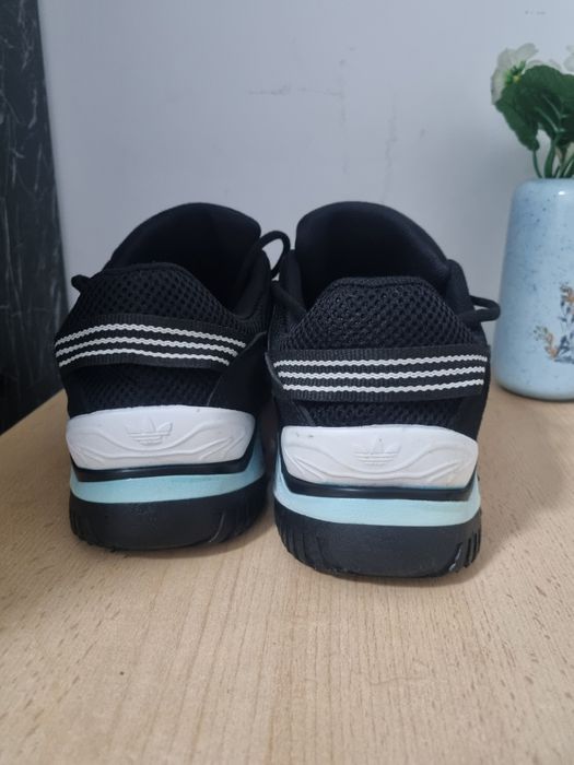 Vând o pereche de adidas