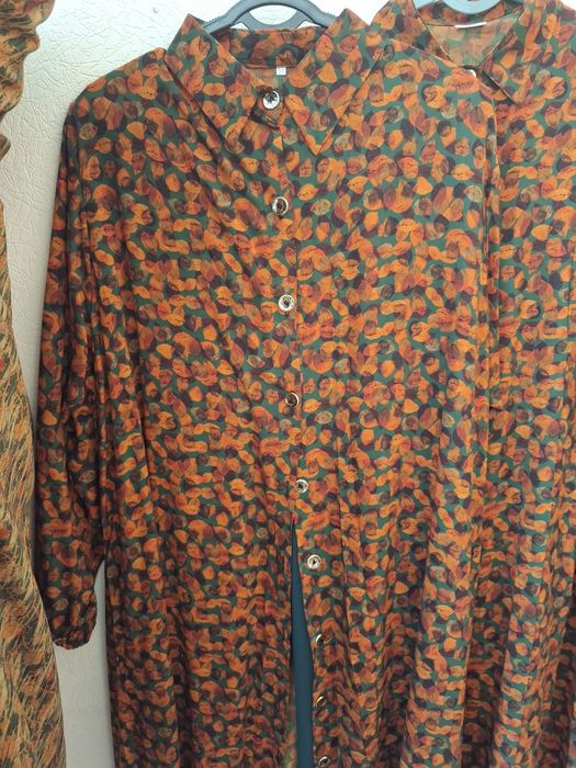 Ayollar kiyimlari sotiladi!