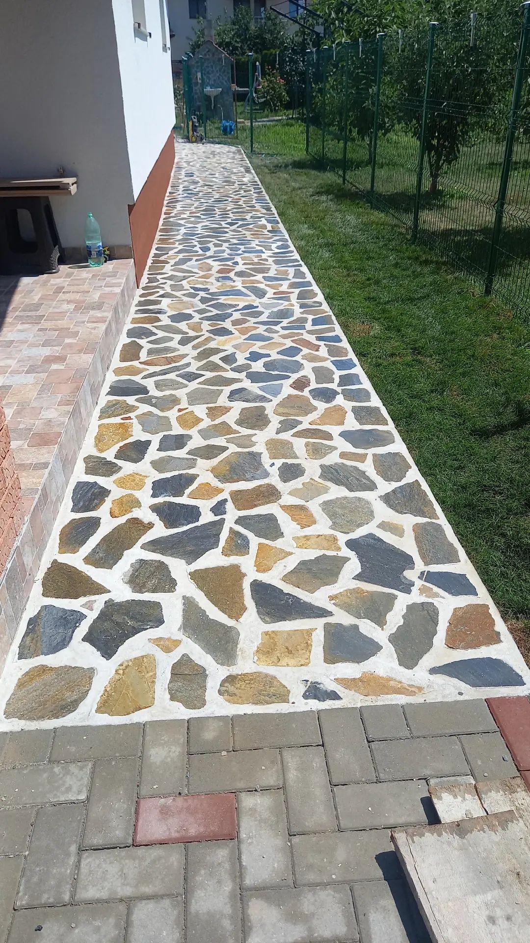 Piatra naturala și gazon rulou natural