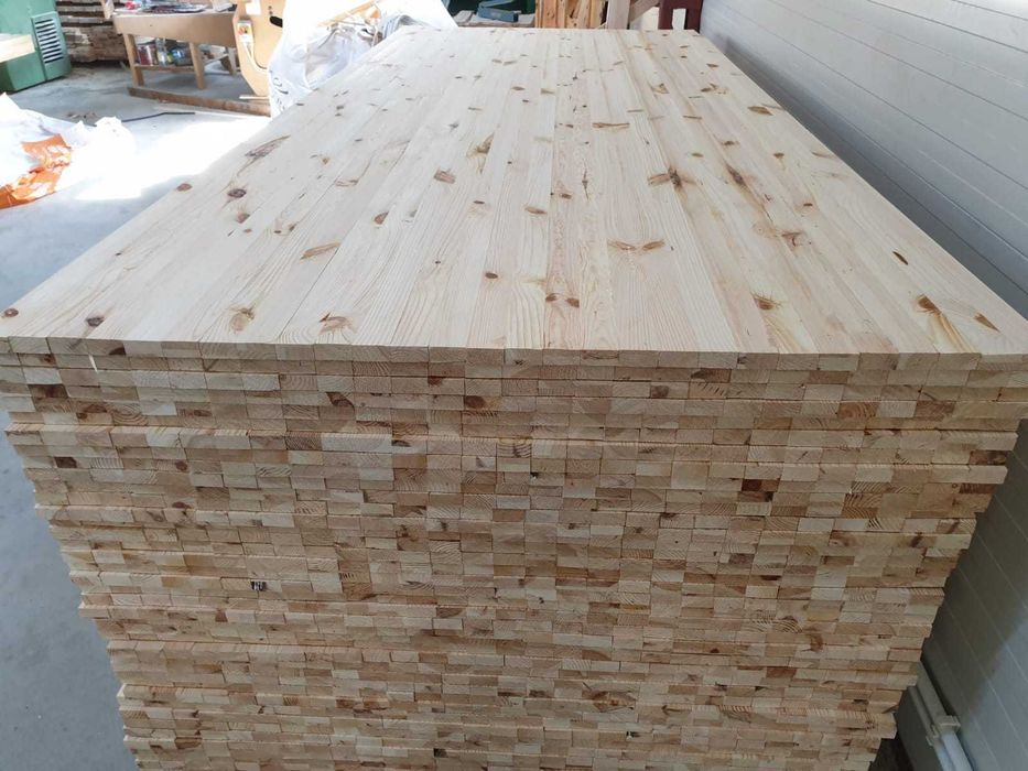 Producem blaturi din lemn masiv de pin cu grosimi diferite.