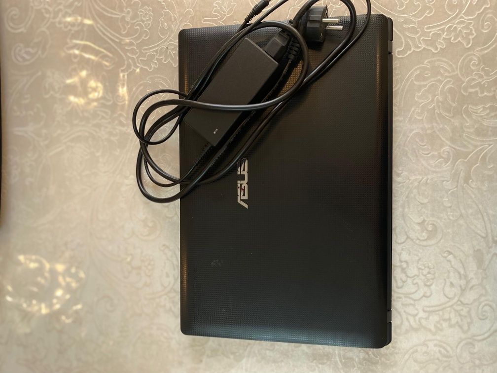 Ноутбук в рабочем состоянии, модель ASUS. Х 54С. Процессор к5