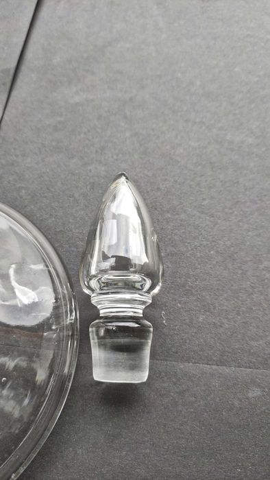 Стъклен декантер с широко дъно