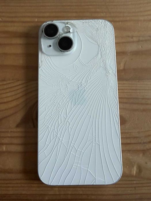 Apple iPhone 15 128GB Blue пукнат гръб