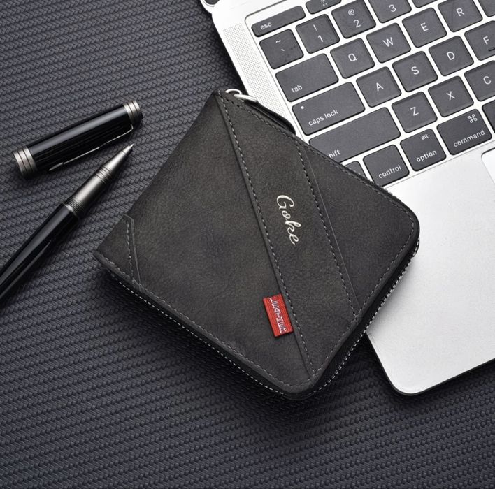 Продается массивный кошелек с двумя отсеками на зашелке.