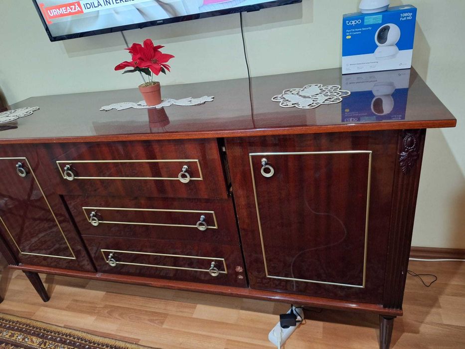 Comoda lemn lucios 1.60cm lungime ,52cm latime,85cm inaltime