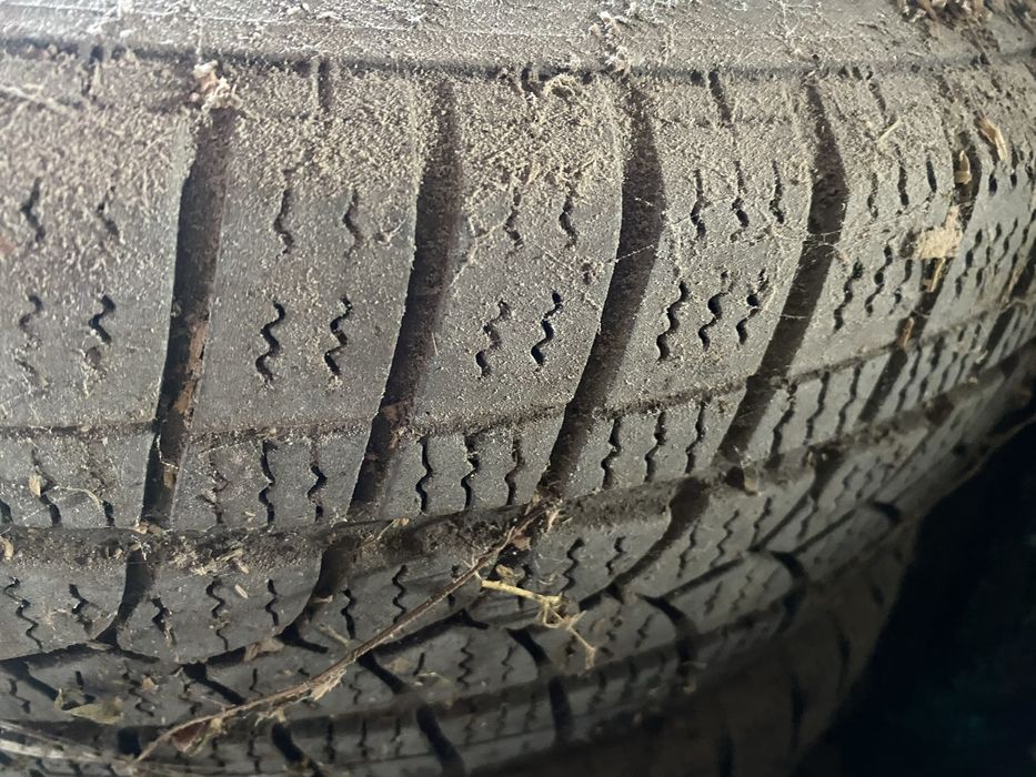 De vanzare anvelope 195 65 15 plus jante bmw