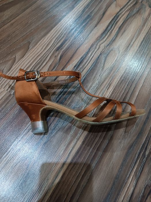 Обувки за спортни танци