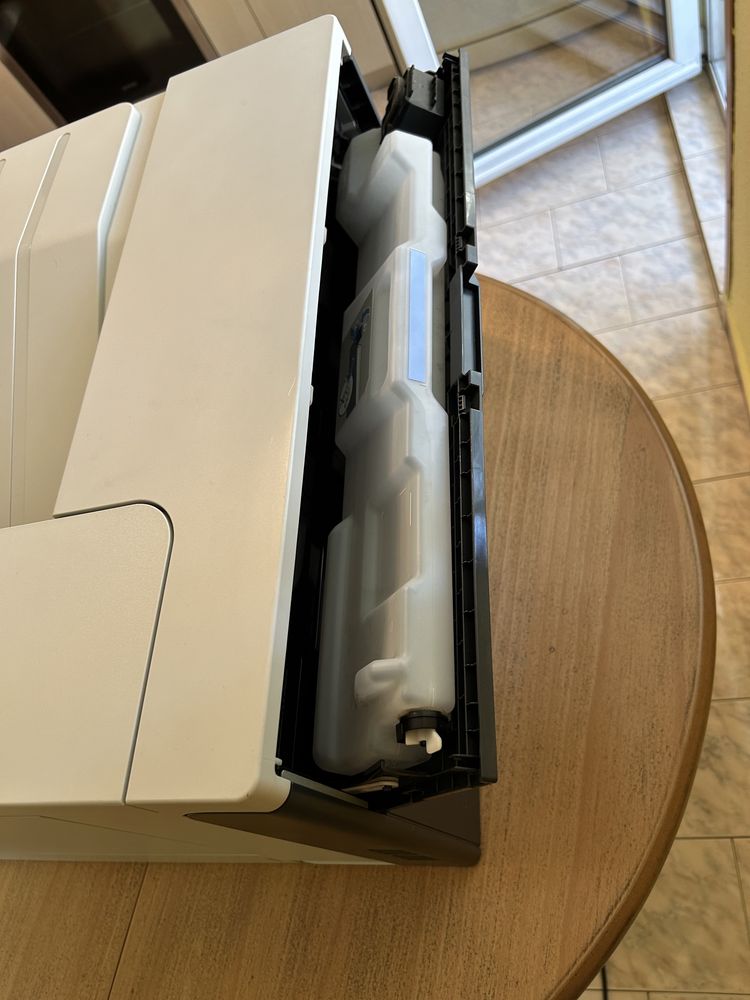 Принтер HP Color LaserJet Professional CP5225 Printer