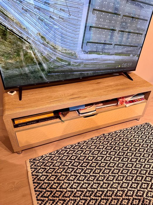 Продавам шкаф за телевизор