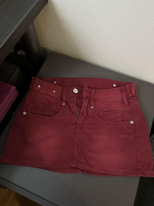 Дънкова пола в червен цвят марка Levis