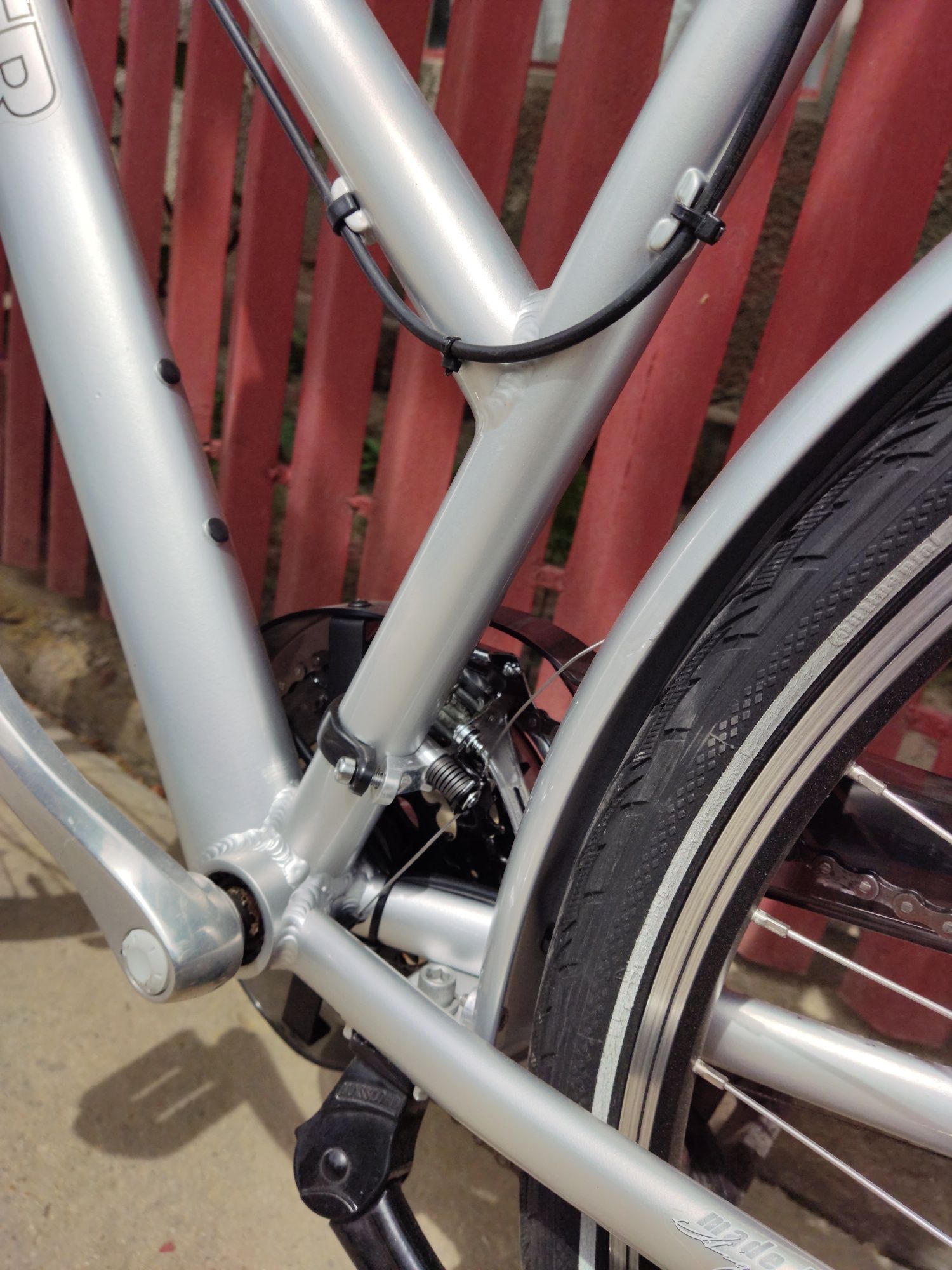 Bicicleta de dama cu roti pe 28 inch, dinam în butuc, aluminiu