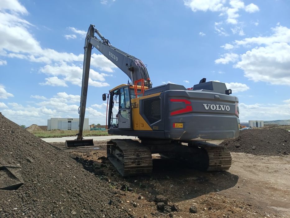 Inchiriez excavatoare cu brat lung