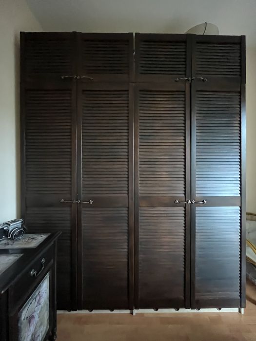 Гардероб с жалузни врати в цвят орех масив