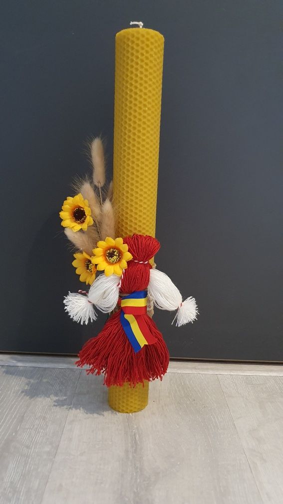 Lumânare din ceară naturală de albine, tip fagure, decor tradițional