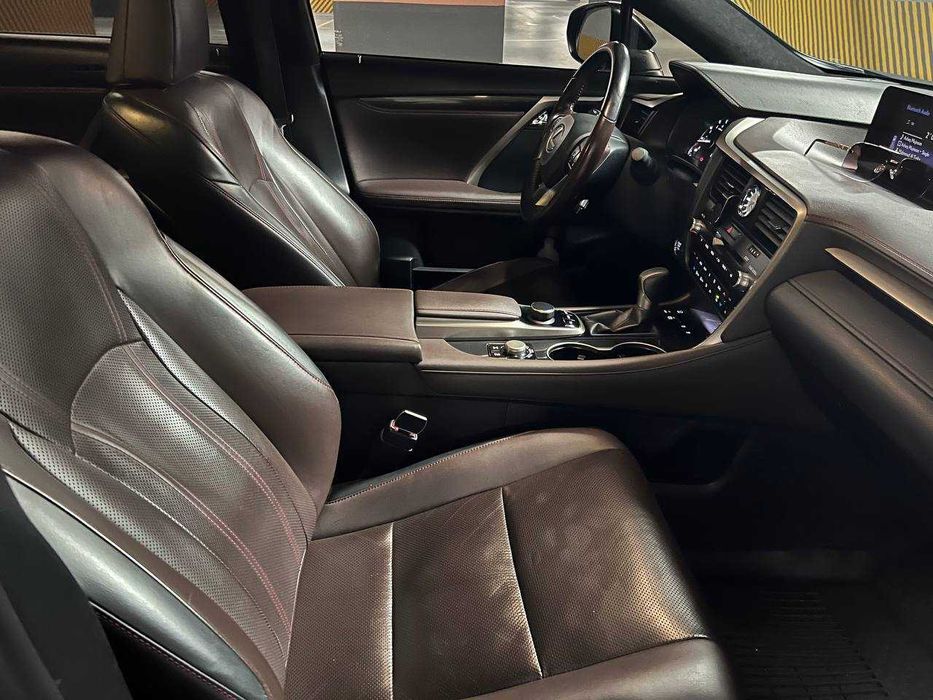 Тўлиқ шумка ва ичи қора алкантара қилинган Lexus RX-350 сотилади.