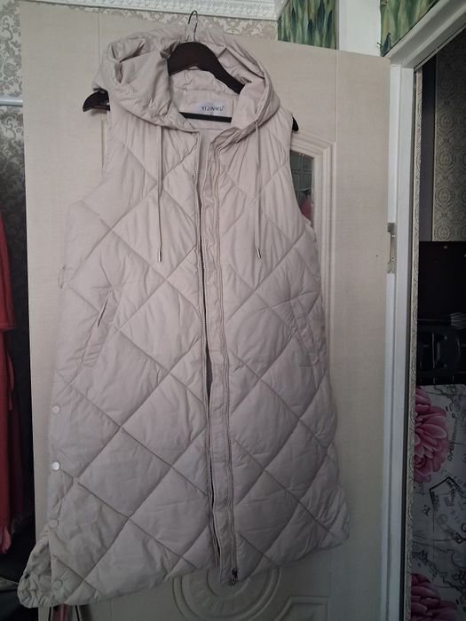 Продам новую женскую белую длинную безрукавку с капюшоном