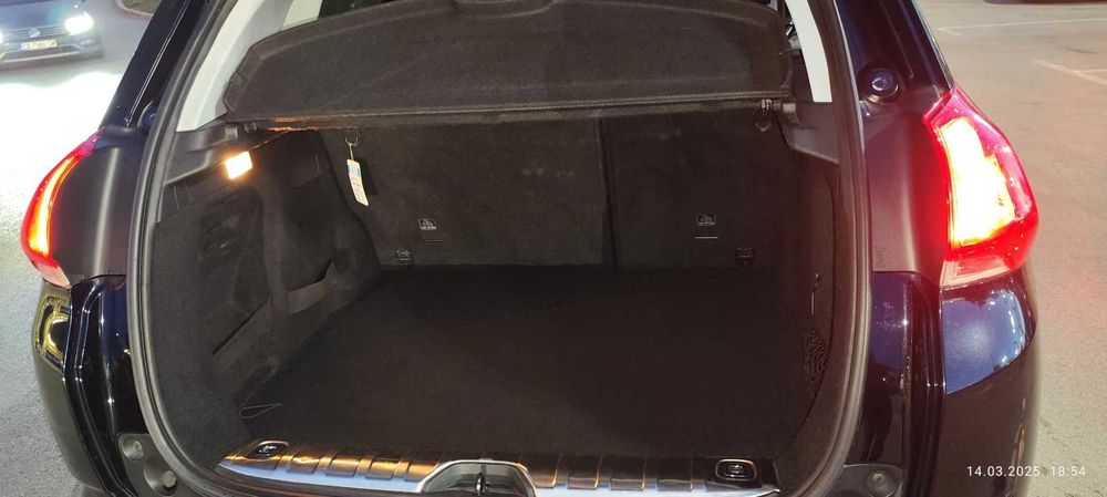 Лек автомобил Peugeot 2008 1.5 blue HDI