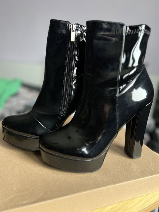 Дамски лачени боти с висок ток