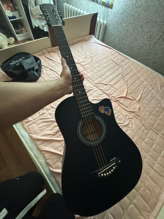 Гитара черная почти новая
