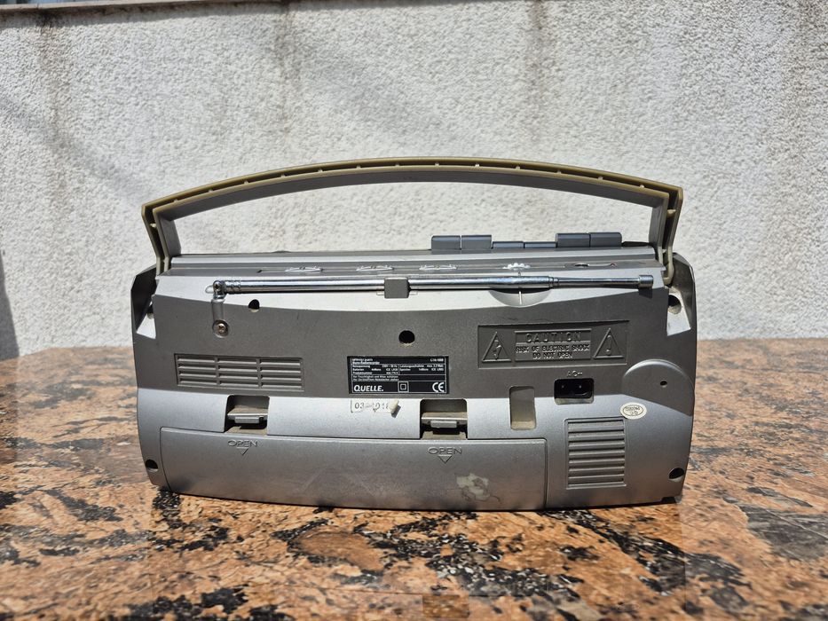 Radio Casetofon mono marca Universum model CRT- 1000
