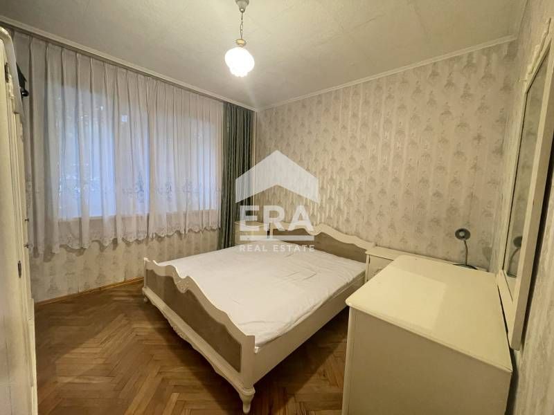 Тристаен, частично обзаведен апартамент за продажба, с отделна кухня,