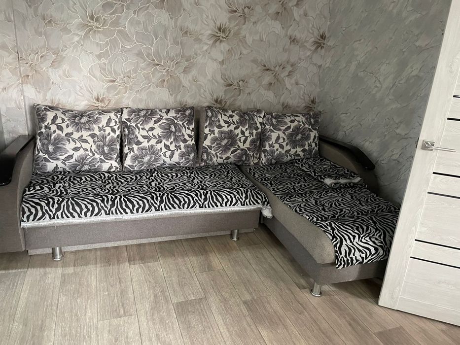 Продам 2 дивана и кресло