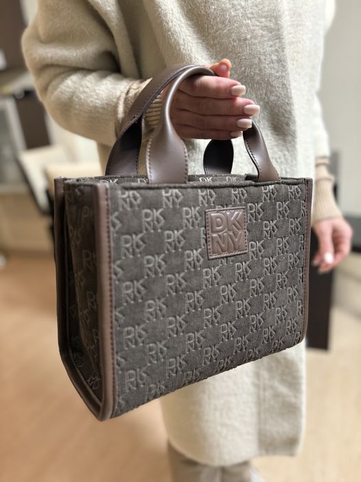 Данска чанта DKNY