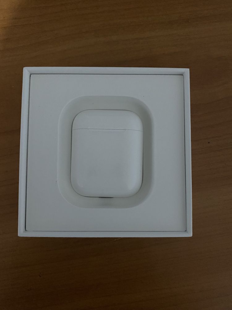 Airpods 2nd with charging case