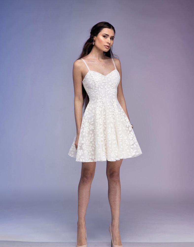 Бяла рокля от неопренова мрежа с кожени цветя - VERNISSAGE