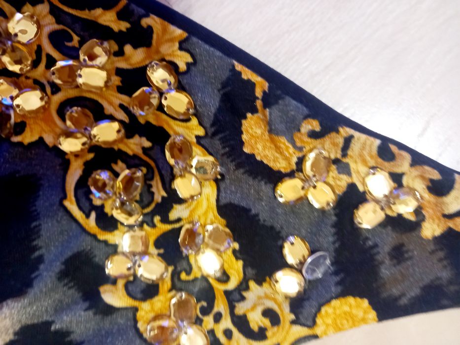 Ефектна рокля с гол гръб и камъни