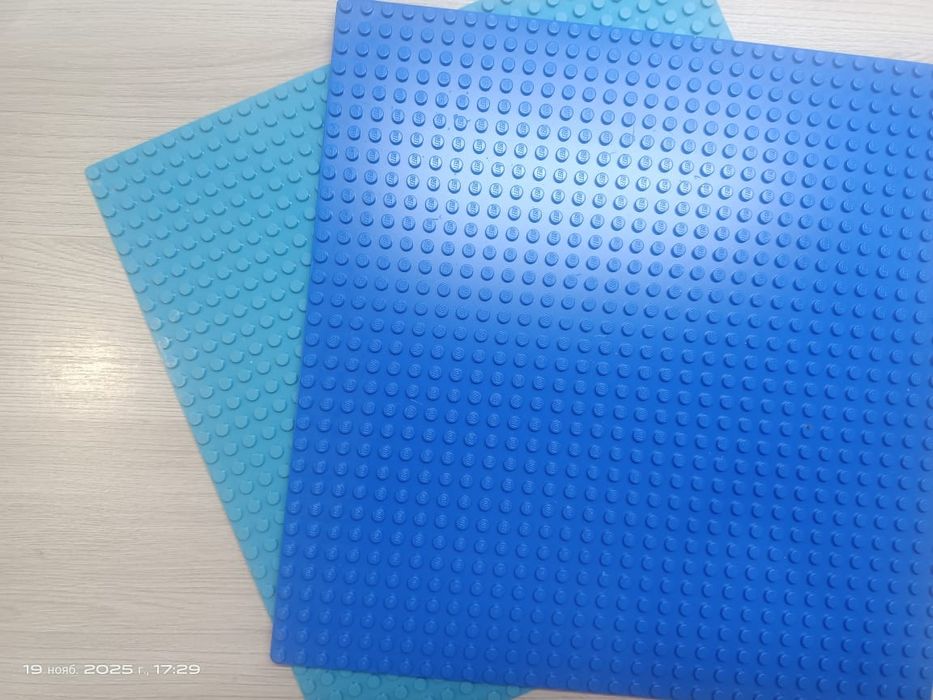 2 пластины Лего.