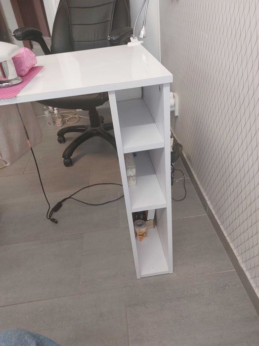 Бюро за маникюр в бял цвят