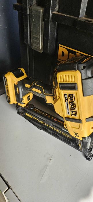 Pistol cuie Dewalt DCN 660