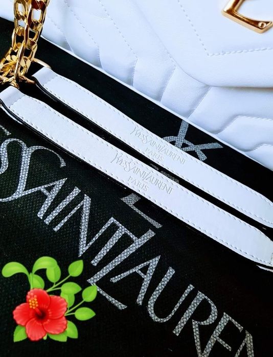 Geanta damă alb imaculat, accesorii metalice aurii, saculet, etichetă