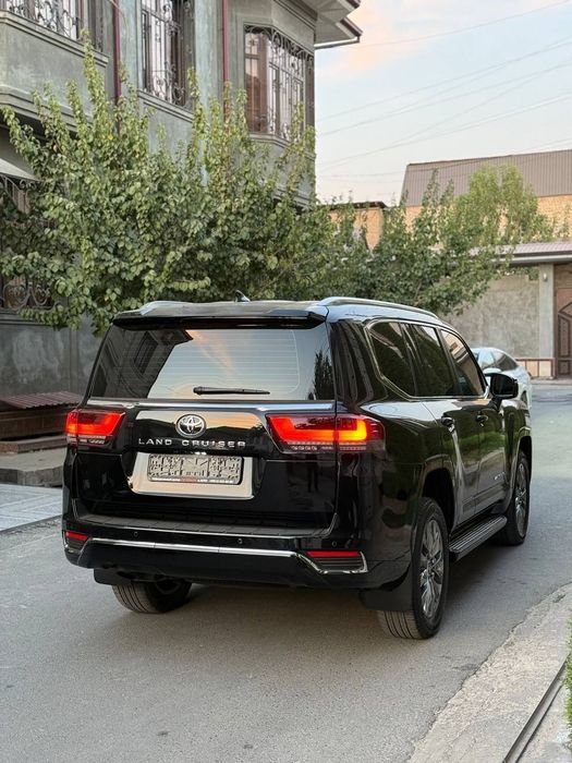 Toyota Land Cruiser 300
