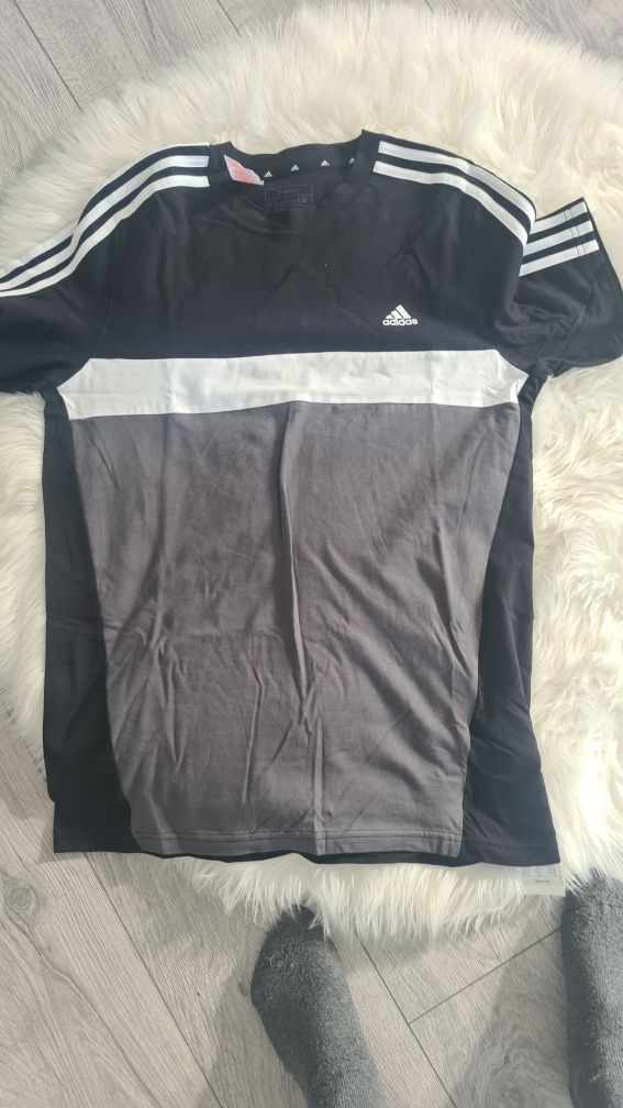 Vând tricou adidas