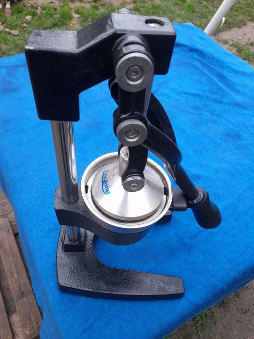 Vând  presa manuala pt. citrice