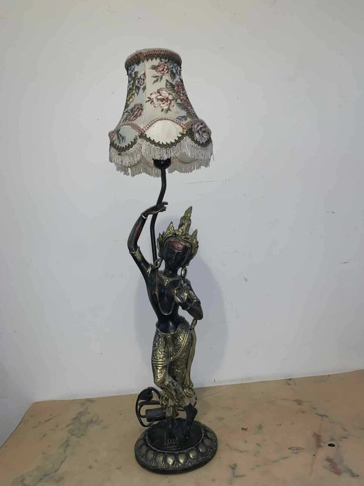 Veioza cu tenta asiatica