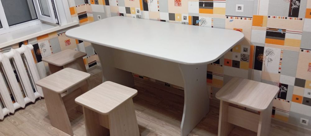 Продам . Стол стулями