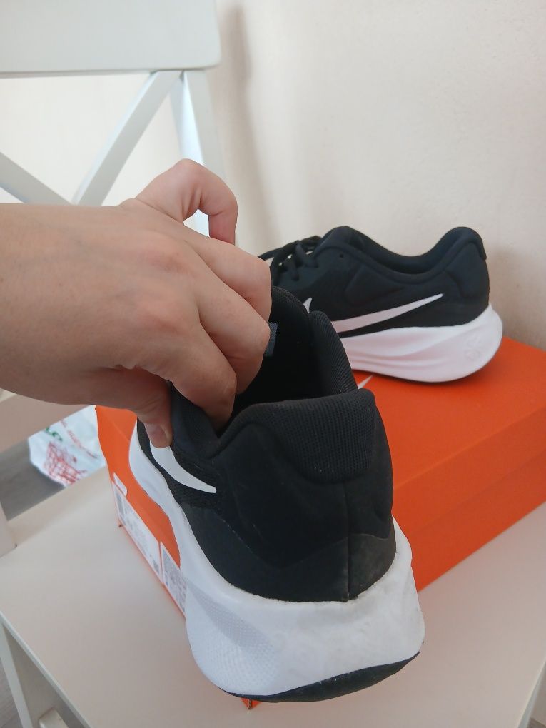 Маратонки Nike 42,5 стелка 27 см