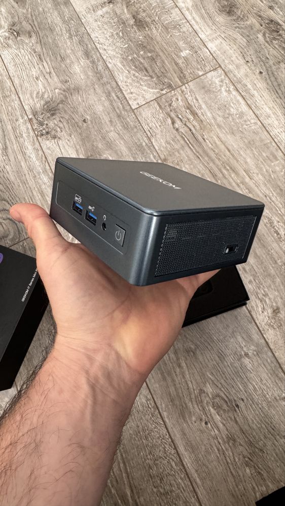 Mini PC marca GEEKOM, I7