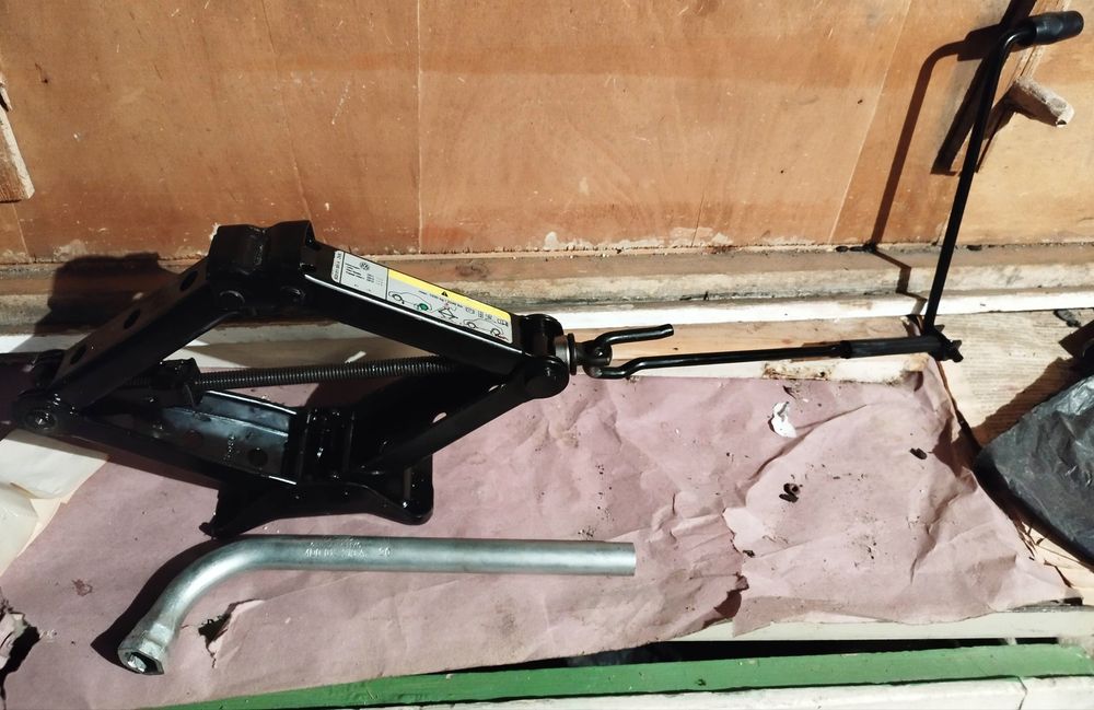 Комплект оригинални крик и ключ VW