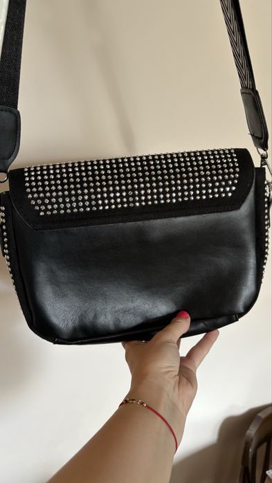 Дамска чанта с капси