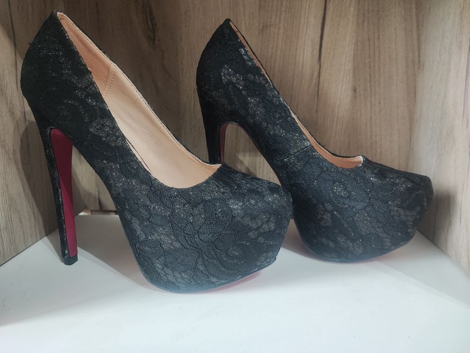 Обувки с платформа номер 38 НОВИ!!!