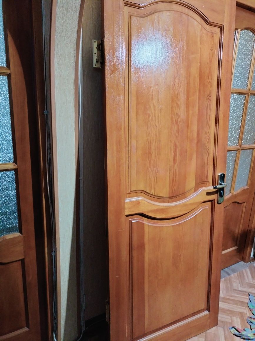 Продам деревянную межкомнатную дверь