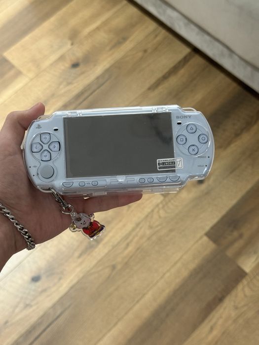 PSP 2000 в хорошем состоянии (с прошивкой, играми и картой памяти)