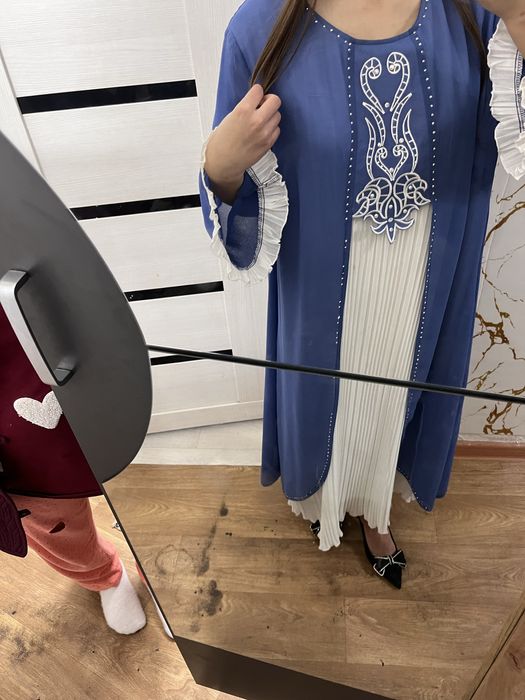 голубое платье, с стразами